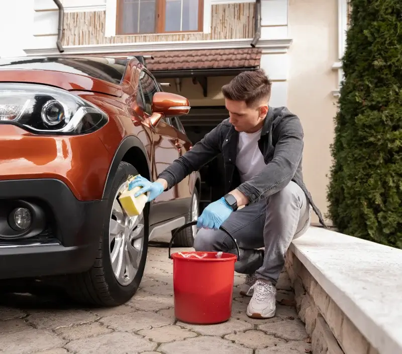 Lavage auto à domicile Saint-Romain-en-Gal : professionnel intervenant sur un véhicule
